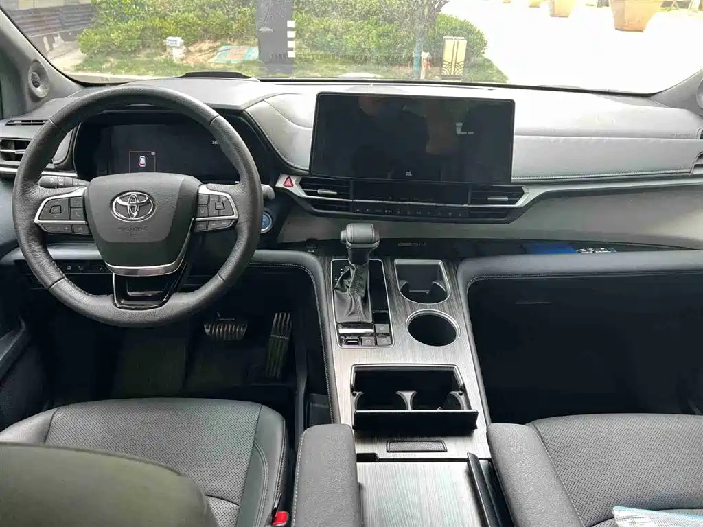 TOYOTA GRANVIA 2023