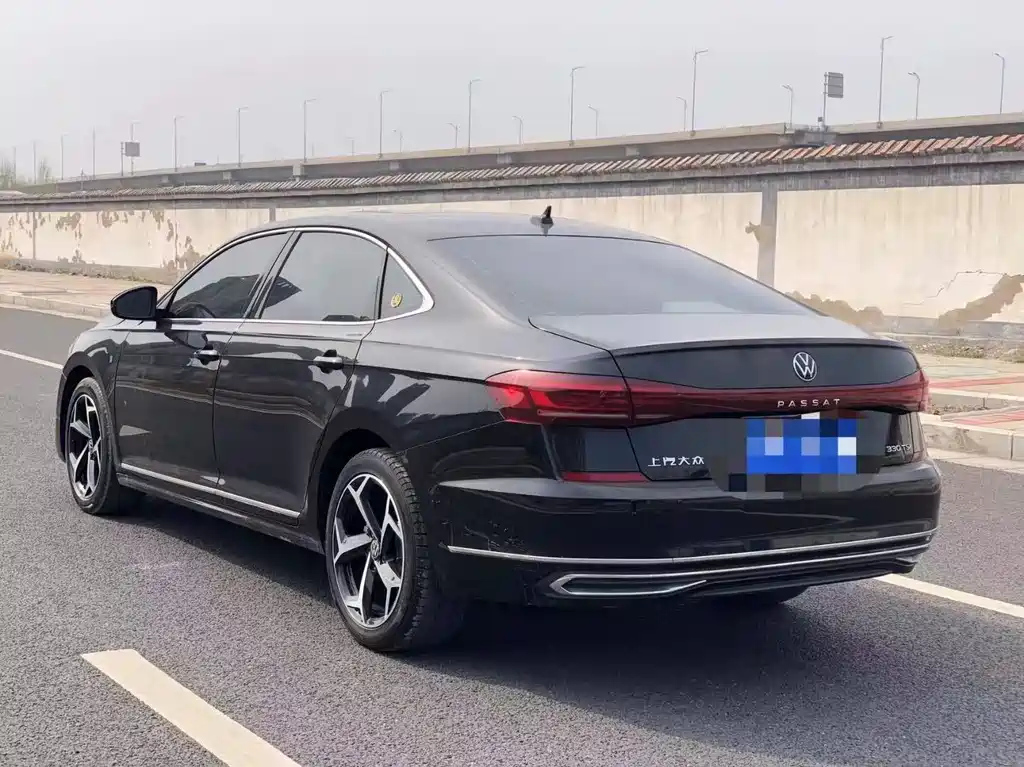 VOLKSWAGEN PASSAT 2023