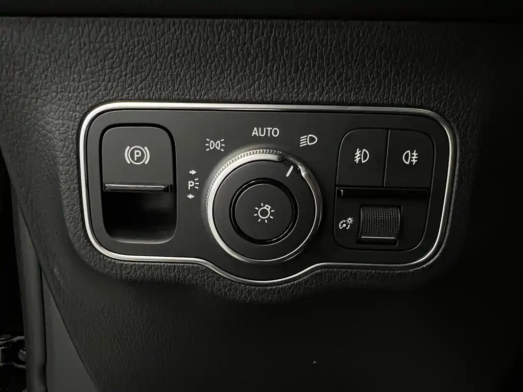MERCEDES BENZ GLB 2023