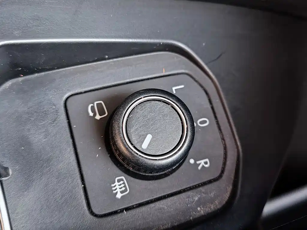 VOLKSWAGEN SAGITAR 2020