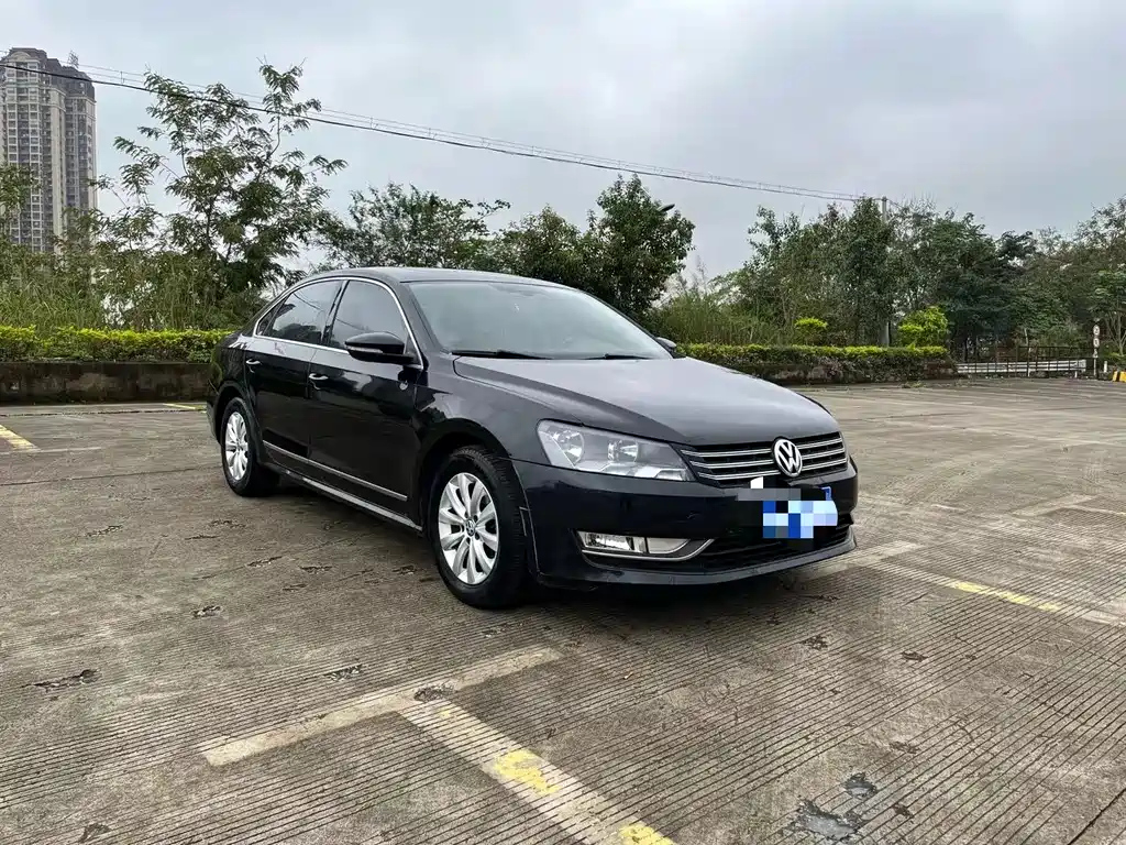 VOLKSWAGEN PASSAT 2012