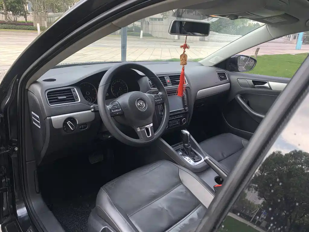 VOLKSWAGEN SAGITAR 2015
