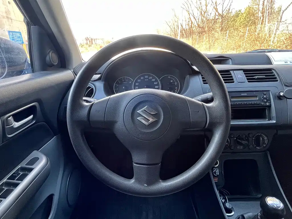 SUZUKI SWIFT 2015
