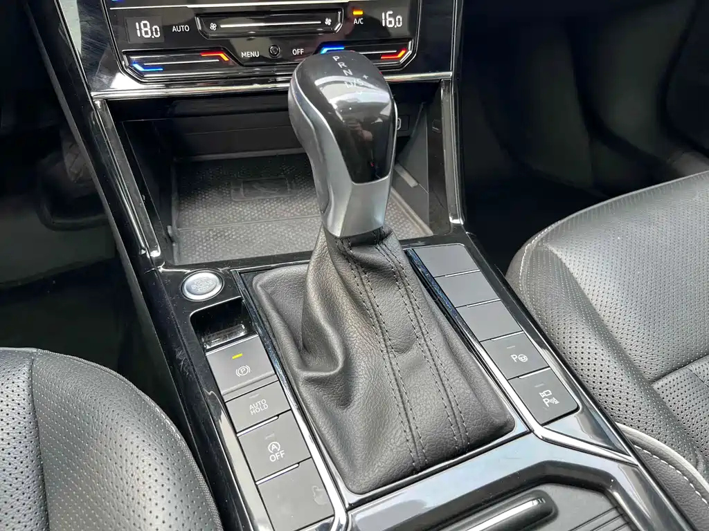 VOLKSWAGEN PASSAT 2023