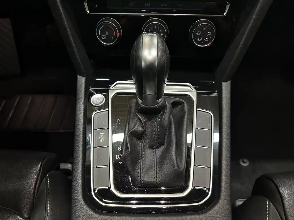 VOLKSWAGEN MAGOTAN 2020
