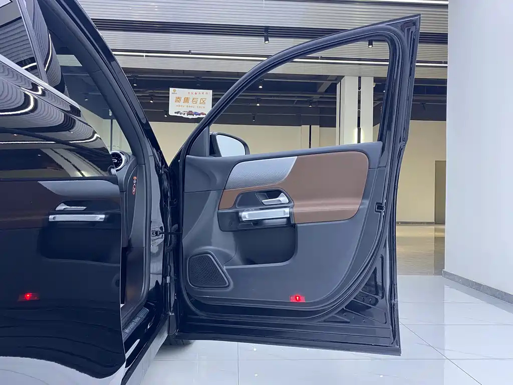 MERCEDES BENZ GLB 2023