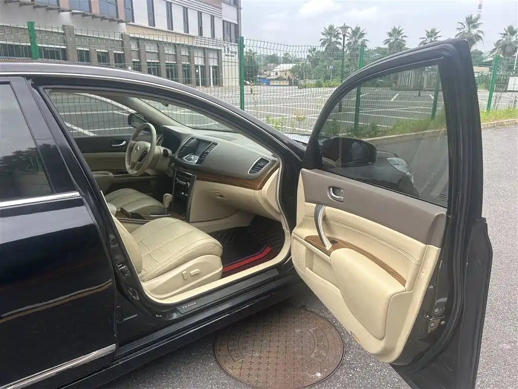 NISSAN TEANA 2011
