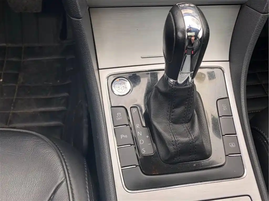 VOLKSWAGEN PASSAT 2012
