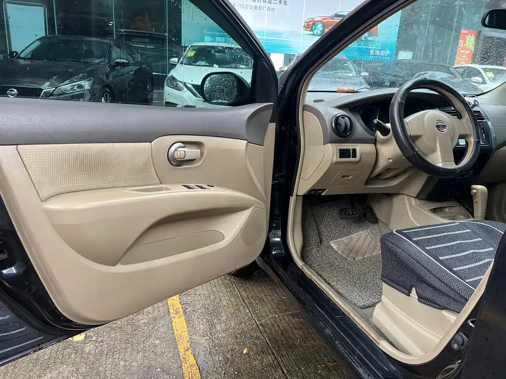 NISSAN LIVINA 2008