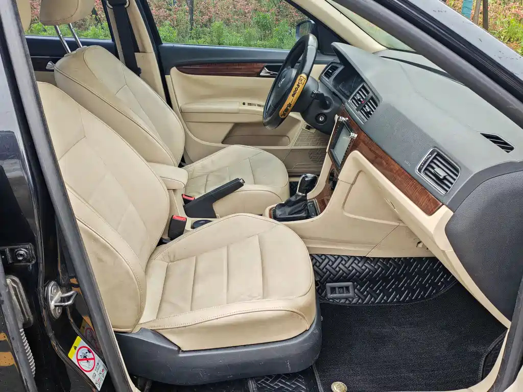 VOLKSWAGEN LAVIDA 2015