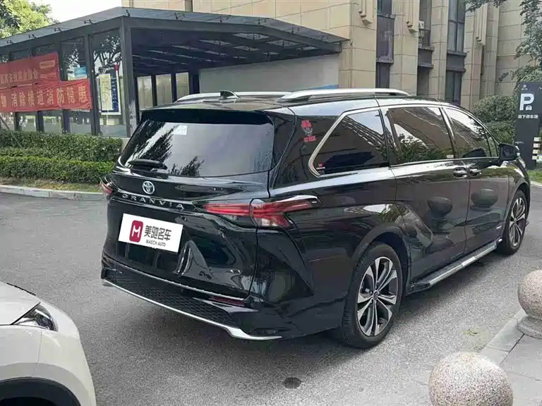 TOYOTA GRANVIA 2023