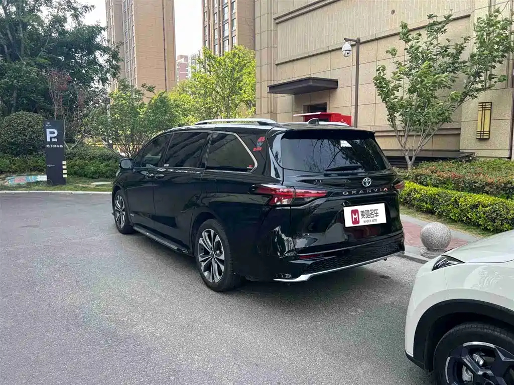 TOYOTA GRANVIA 2023