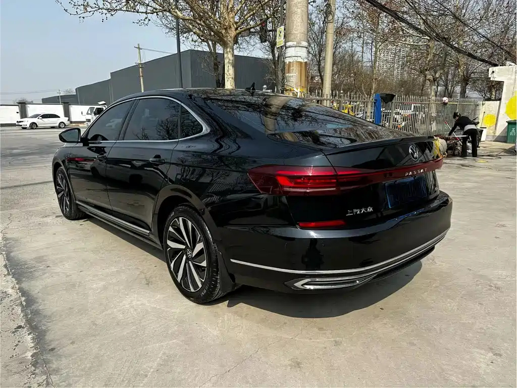 VOLKSWAGEN PASSAT 2023