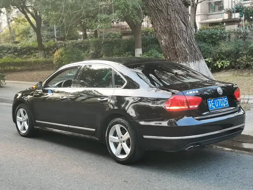 VOLKSWAGEN PASSAT 2012