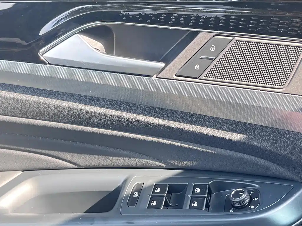 VOLKSWAGEN PASSAT 2023