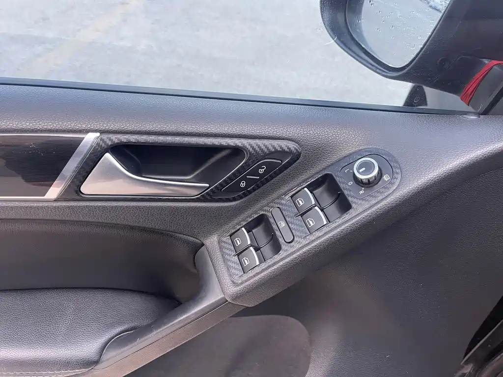 VOLKSWAGEN GOLF 2010