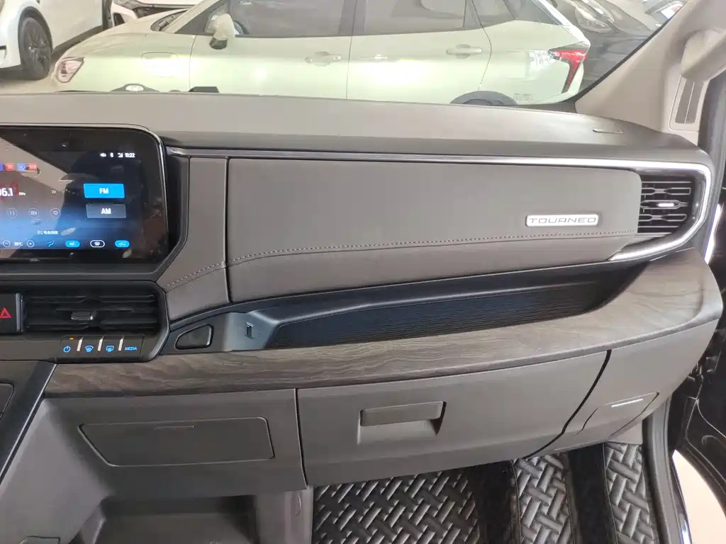 FORD TOUREO 2023