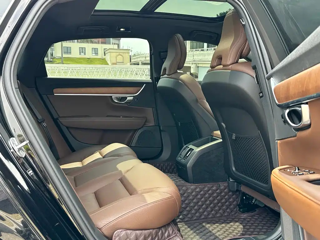 VOLVO S90 2023