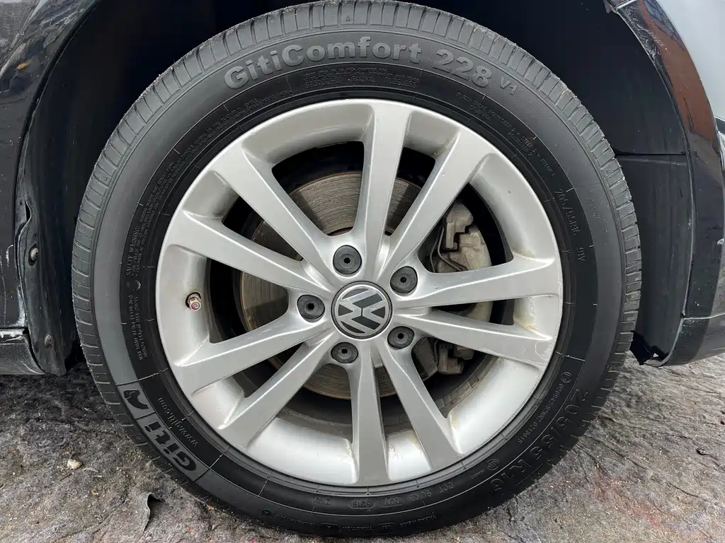 VOLKSWAGEN SAGITAR 2011