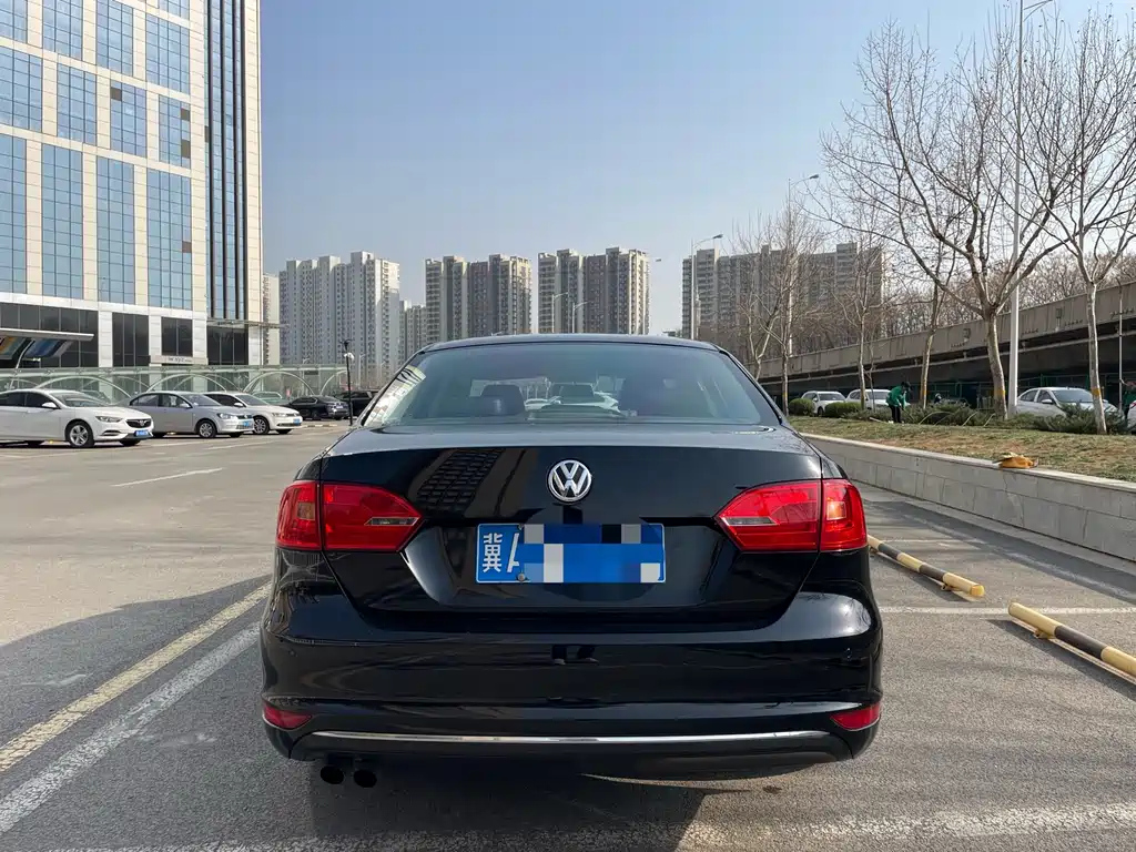 VOLKSWAGEN SAGITAR 2015