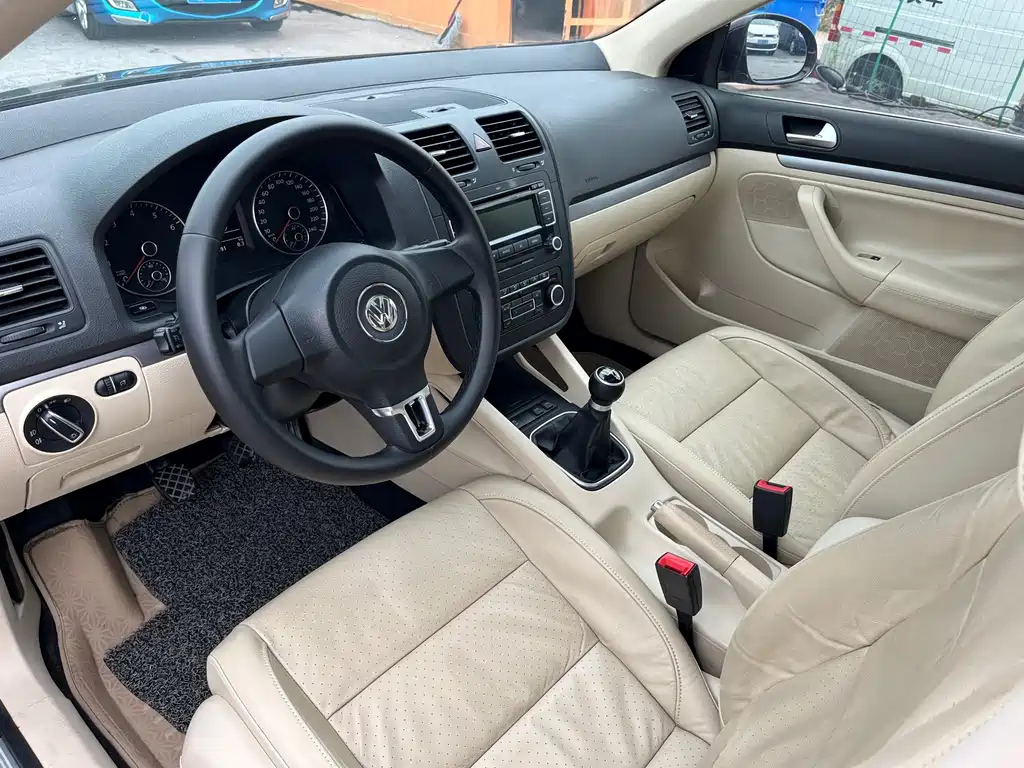 VOLKSWAGEN SAGITAR 2011