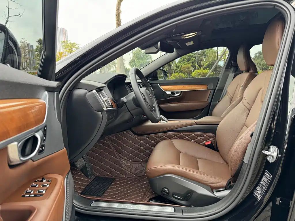 VOLVO S90 2023