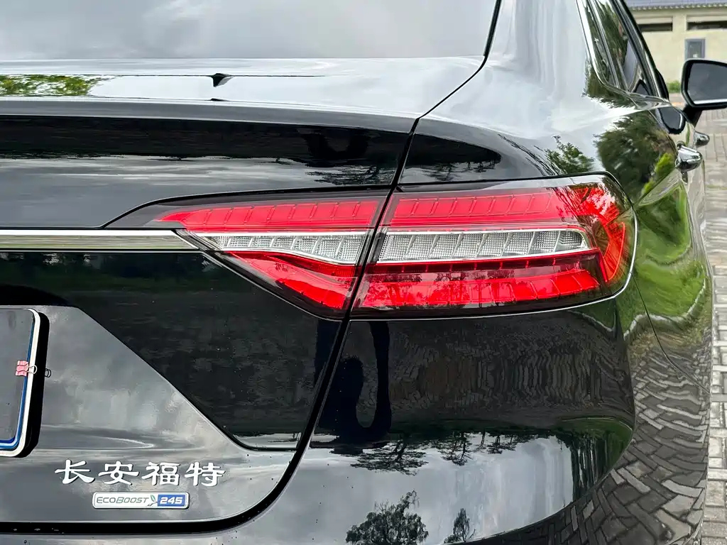 FORD TAURUS 2021