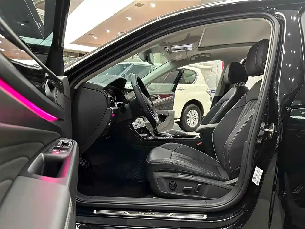 VOLKSWAGEN PASSAT 2023