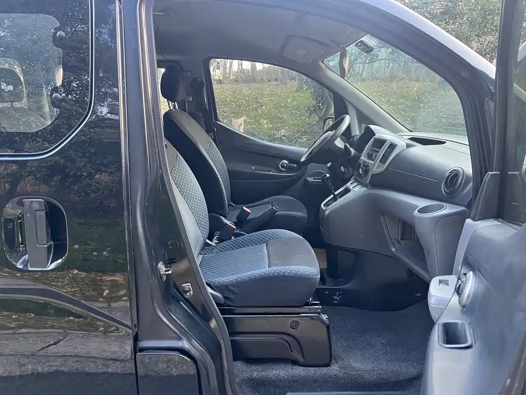 NISSAN NV200 2012