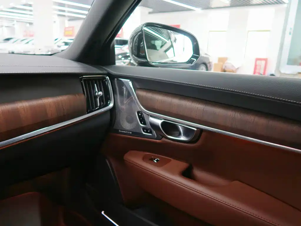 VOLVO S90 2023