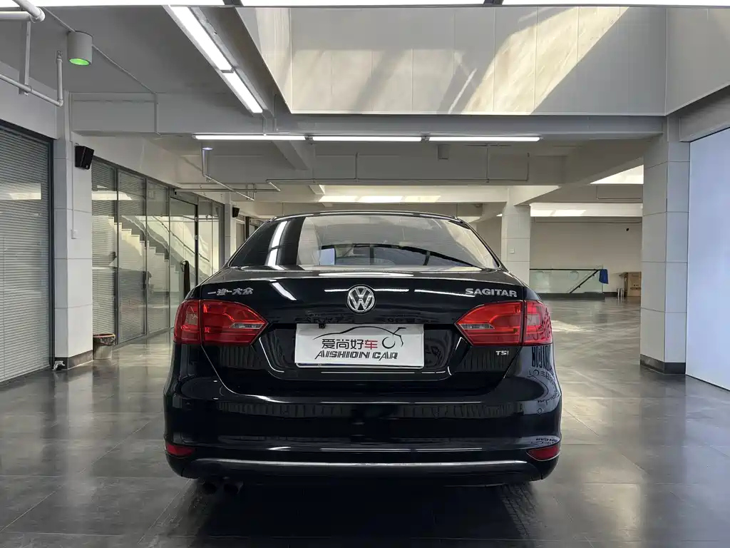 VOLKSWAGEN SAGITAR 2012