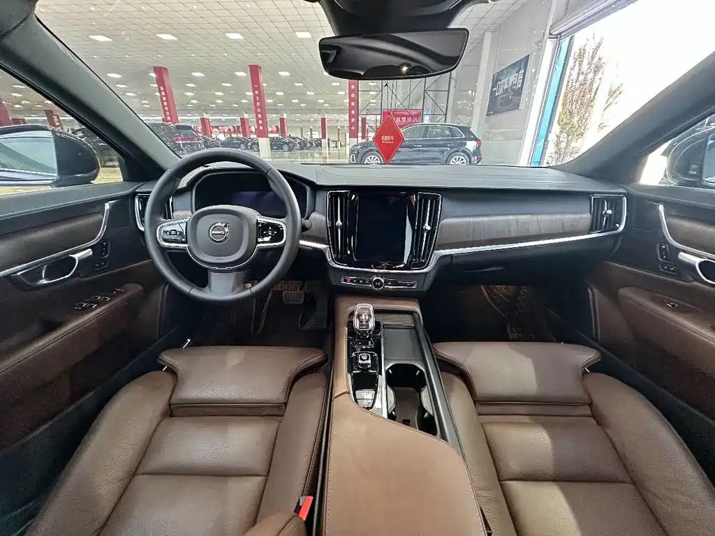 VOLVO S90 2023