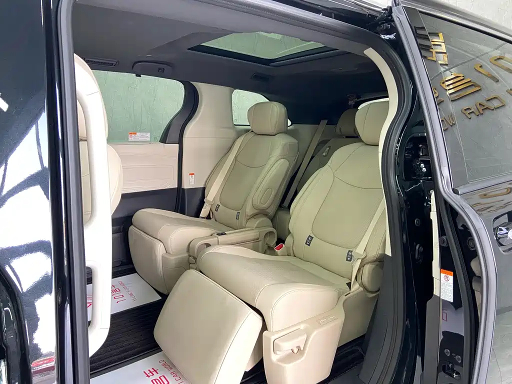 TOYOTA GRANVIA 2024