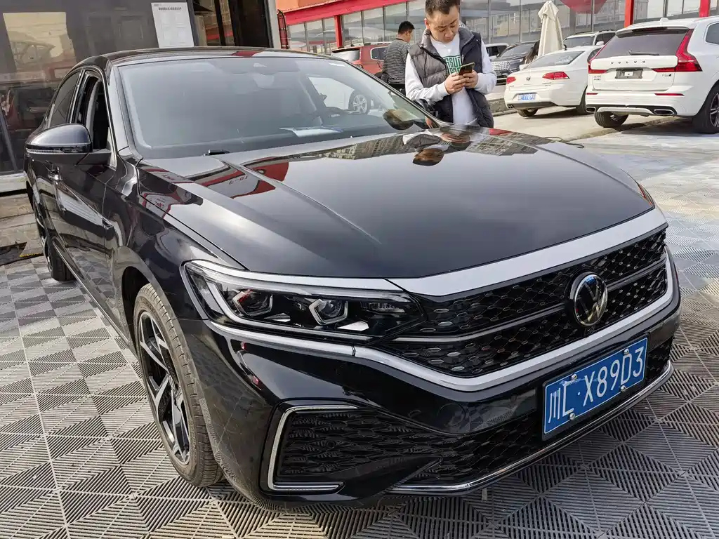 VOLKSWAGEN PASSAT 2023