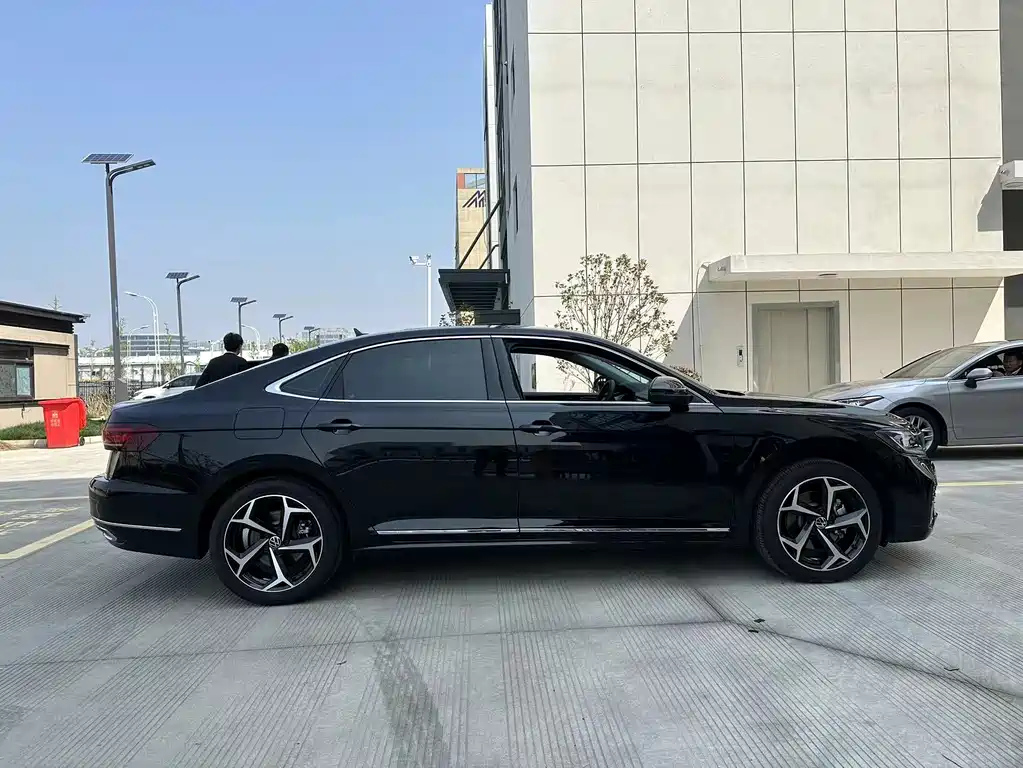 VOLKSWAGEN PASSAT 2023