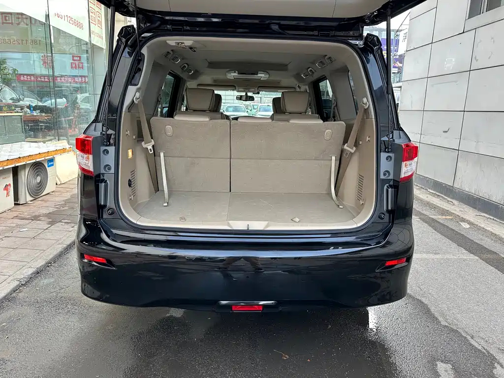 NISSAN QUEST 2018