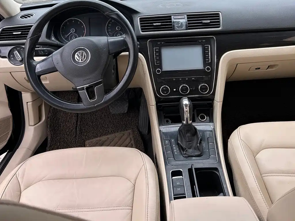 VOLKSWAGEN PASSAT 2012