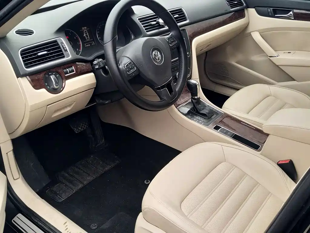 VOLKSWAGEN PASSAT 2011