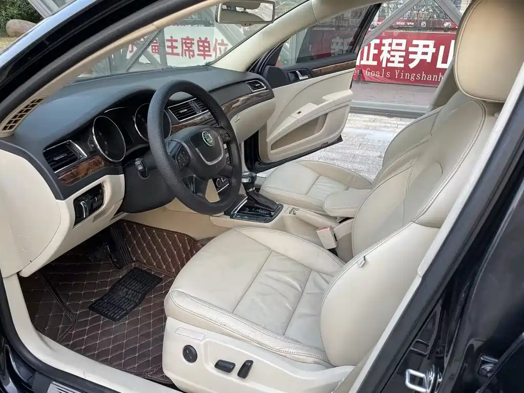 SKODA SUPERB 2012