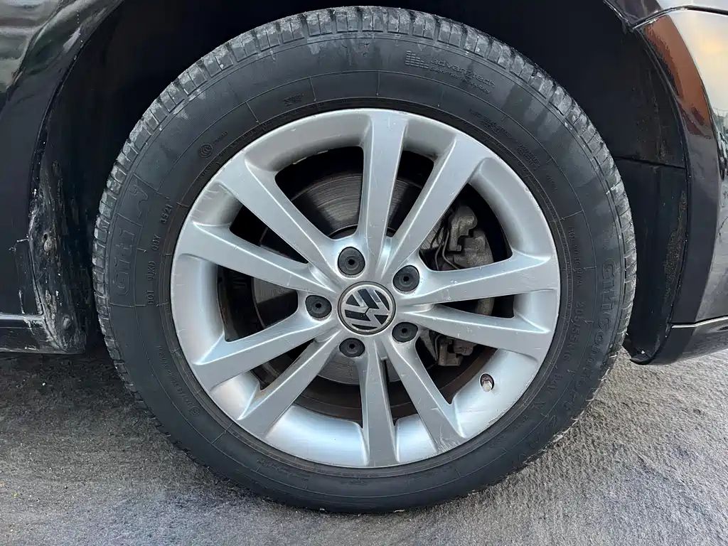 VOLKSWAGEN SAGITAR 2011