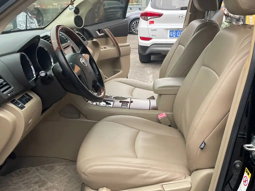 TOYOTA HIGHLANDER 2011