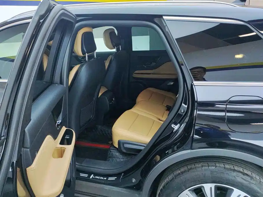 LINCOLN ADVENTURER 2021