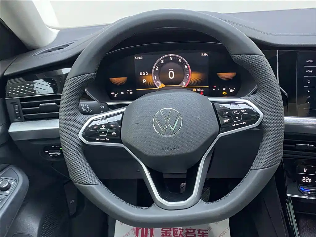 VOLKSWAGEN PASSAT 2024