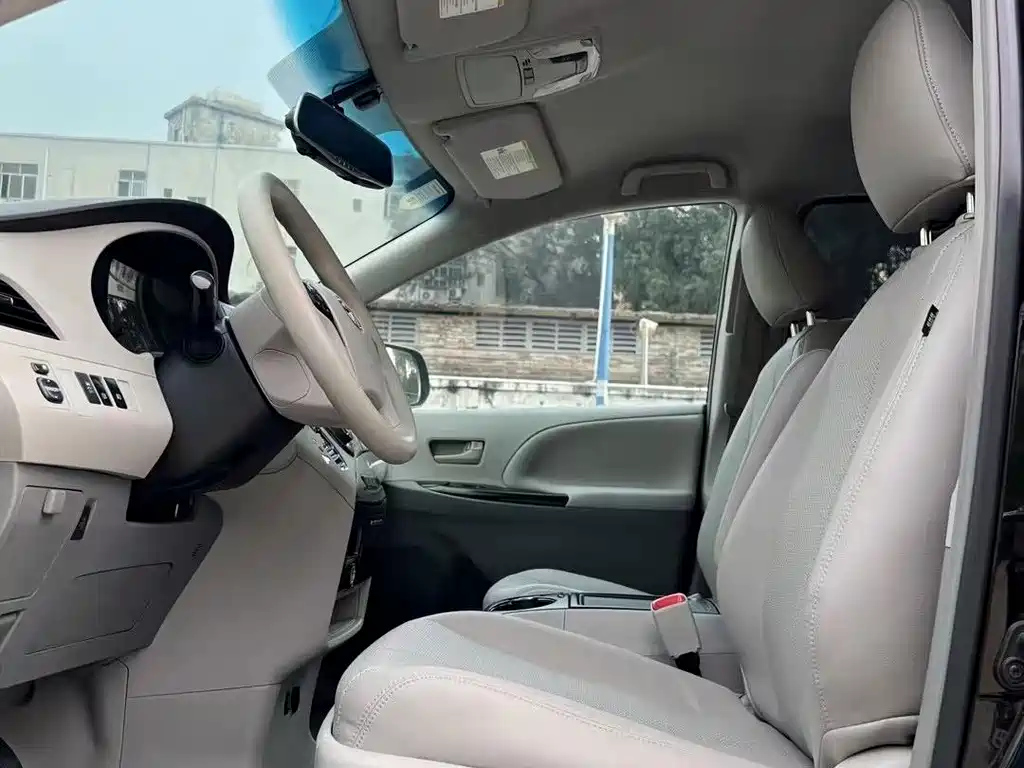 TOYOTA SIENNA 2014