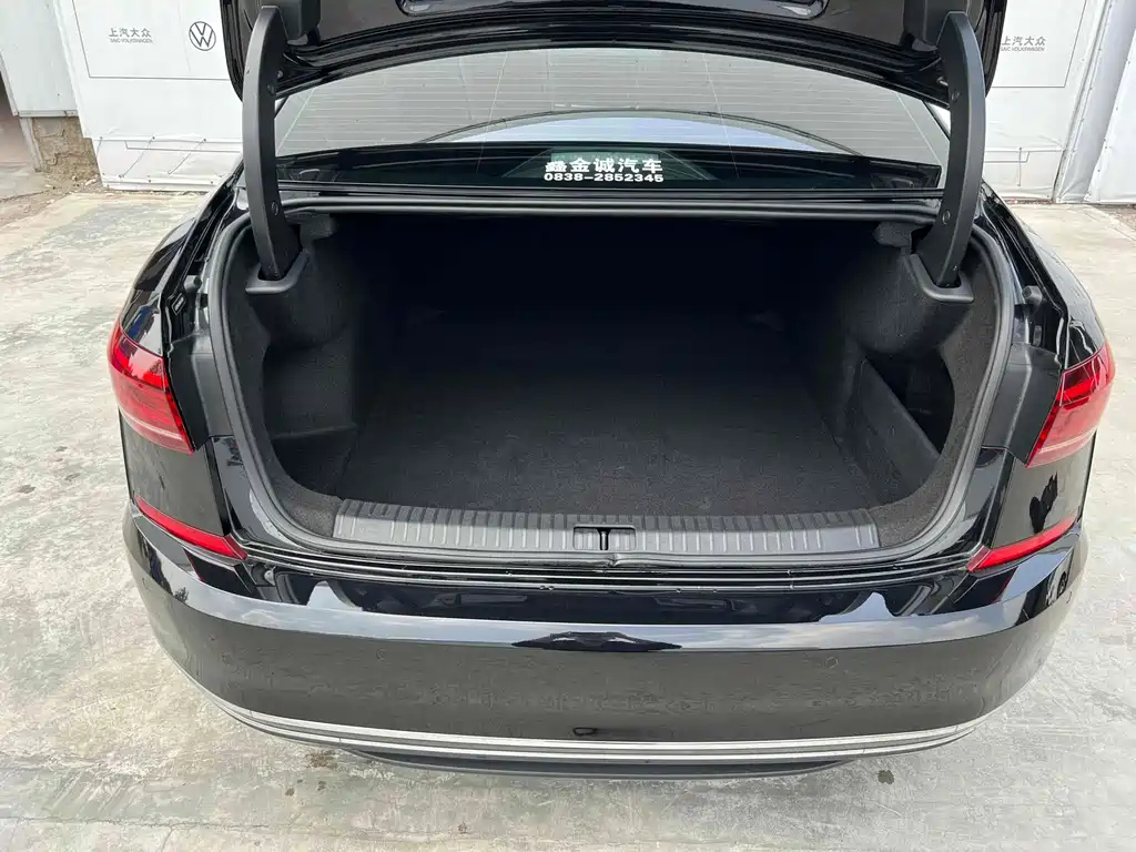 VOLKSWAGEN PASSAT 2023