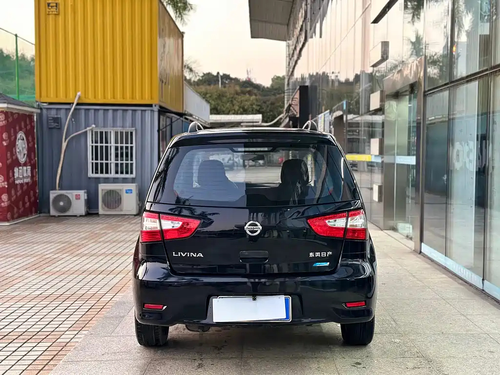 NISSAN LIVINA 2015