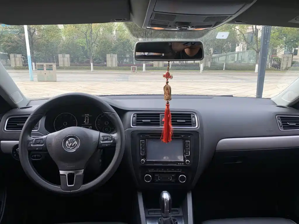 VOLKSWAGEN SAGITAR 2015