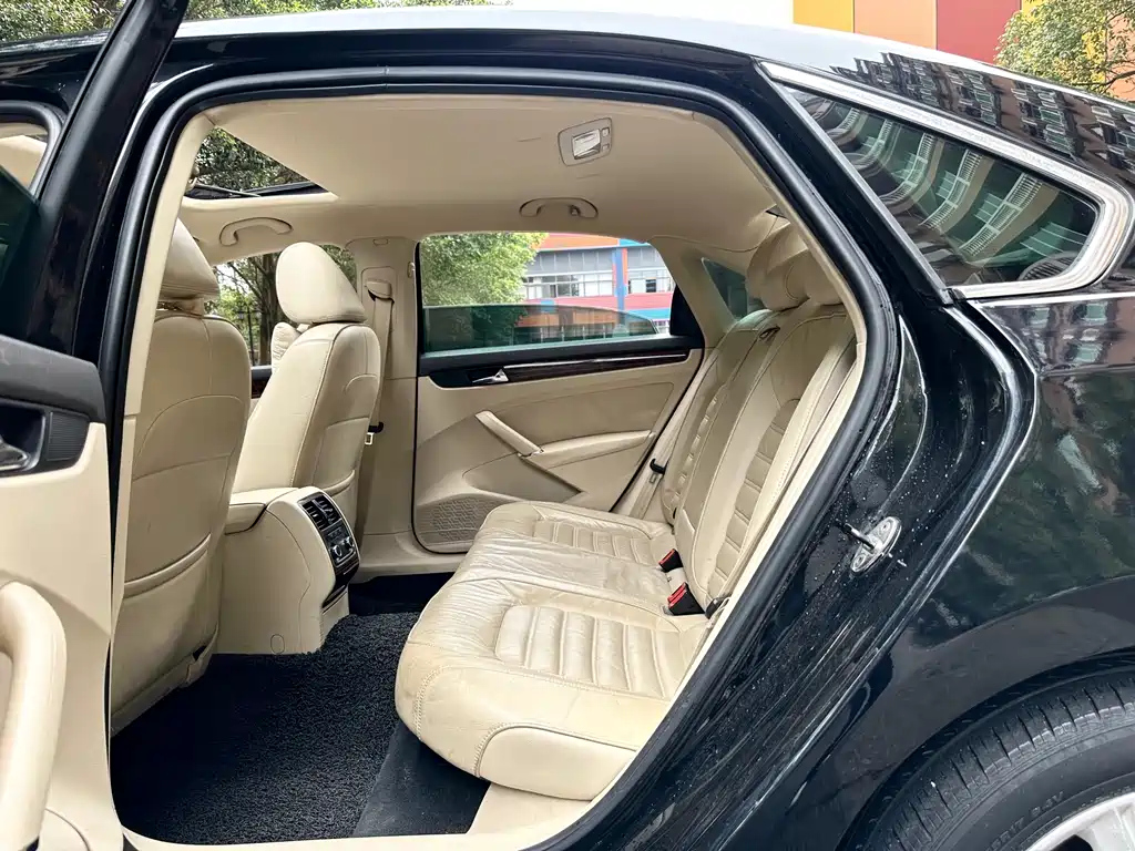 VOLKSWAGEN PASSAT 2012