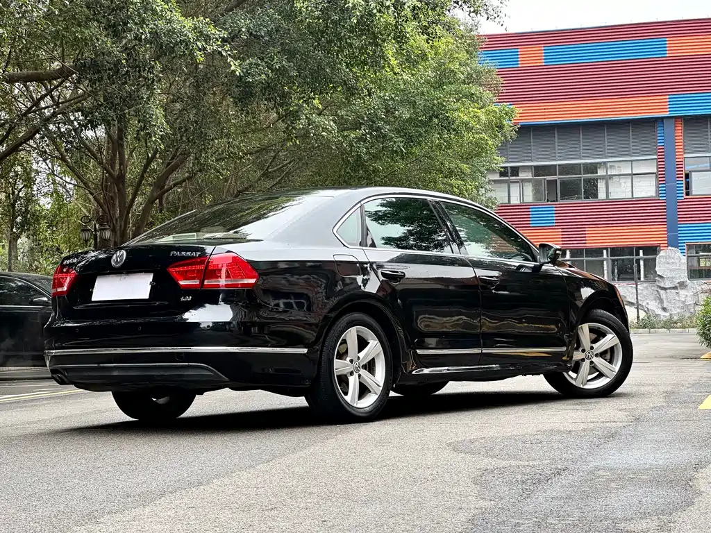 VOLKSWAGEN PASSAT 2012
