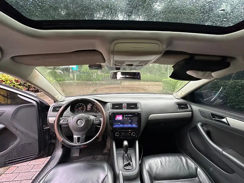 VOLKSWAGEN SAGITAR 2013